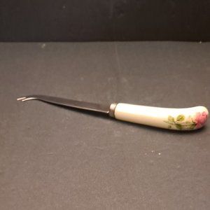 VINTAGE PORCELAIN HANDLED CHEESE KNIFE